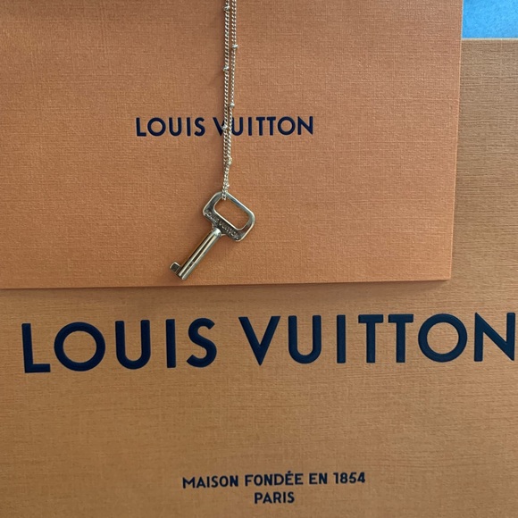 π Closet closing! Hurry..
Authentic Louis Vuitton key, transfer to necklace - Picture 2 of 8